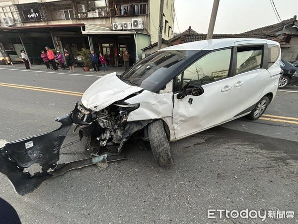 ▲▼雲林休旅車失控自撞，波及民宅圍牆及一輛汽車，車上3人下車後隨即逃逸             。（圖／記者游瓊華翻攝）