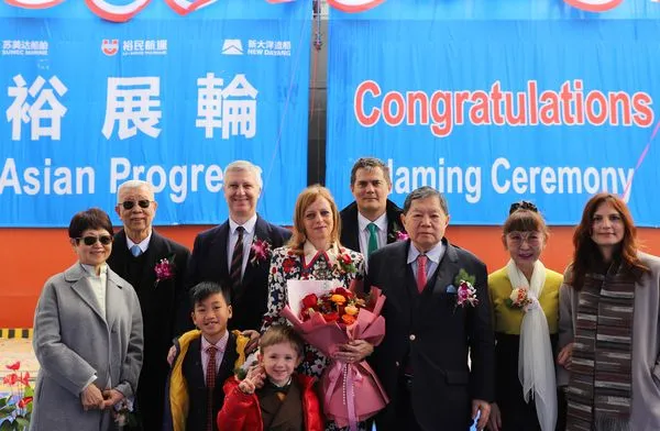 ▲左起裕民總經理王書吉夫人陳細妹、王書吉、歐洲在台商務協會會員Giacomo Carminati及擔任命名人的的夫人Paola Terreni、裕民副董事長徐國安、遠東集團董事長徐旭東、遠東百貨總經理徐雪芳、遠東百貨董事徐國玲。（圖／裕民提供）