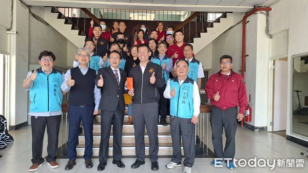▲台南市安平產業園區廠商協進會理事長鄭丞焜，親赴台南市消防局第七大隊，並致贈救災獎勵金，由大隊長石家源代表受贈。（圖／記者林東良翻攝，下同）