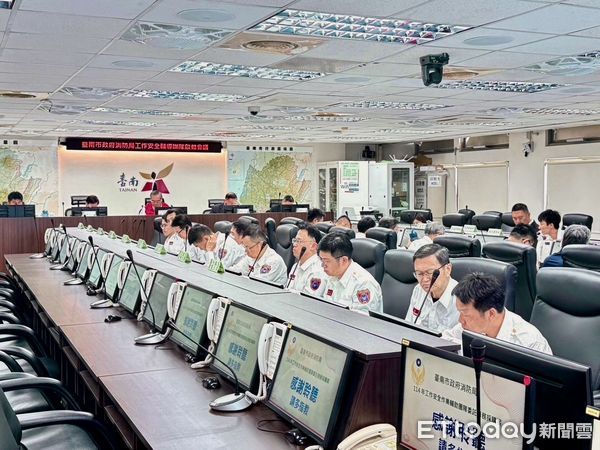 ▲台南市消防局10日舉行工作安全作業啟動會議，正式簽署「台南市消防工作安全衛生政策宣言」。（圖／記者林東良翻攝，下同）