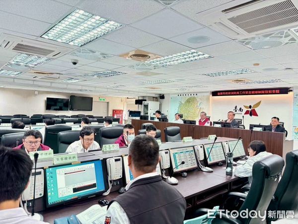 ▲台南市消防局10日舉行工作安全作業啟動會議，正式簽署「台南市消防工作安全衛生政策宣言」。（圖／記者林東良翻攝，下同）