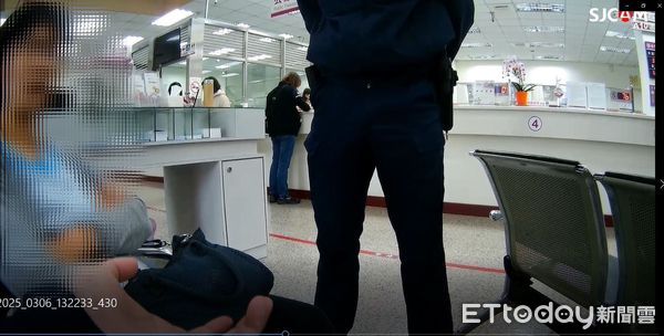 ▲女子誤信詐騙集團投資股票話術，遭詐騙面交價值上百萬元的黃金。（圖／記者高堂堯翻攝）
