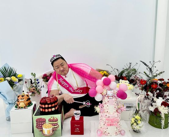 ▲馬東石「粉紅Kitty派對」慶生！戴公主皇冠　7照片萌爆200萬人。（圖／翻攝自馬東石IG）