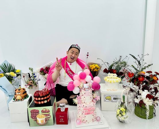 ▲馬東石「粉紅Kitty派對」慶生！戴公主皇冠　7照片萌爆200萬人。（圖／翻攝自馬東石IG）