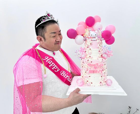 ▲馬東石「粉紅Kitty派對」慶生！戴公主皇冠　7照片萌爆200萬人。（圖／翻攝自馬東石IG）