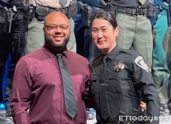 ▲華裔警長瑪西&middot;張伯倫（Marcy Chamberlain）返台探親，並造訪台東縣關山警察分局，與當地員警進行交流。（圖／記者楊漢聲翻攝）