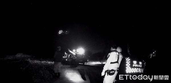 ▲東港警分局林邊分駐所警員黃東陽、張汝婷引導拖吊車抵達沙灘             。（圖／記者陳崑福翻攝）