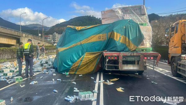 ▲瑞芳台2線貨物散落！罐裝啤酒灑滿路面。（圖／記者郭世賢翻攝）