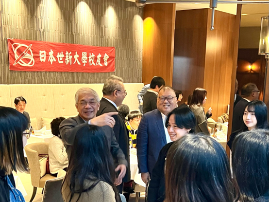 ▲ 席間校友們互動熱絡，不分年齡層與師長憶當年、共同敘舊，暢聊未來發展，期待下次見面。（圖／世新大學提供）