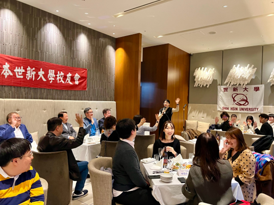 ▲ 活動現場熱鬧，與會者一起錄製紀錄影音，開心見證日本世新大學校友會成立，也展現世新人滿是活力的性格。（圖／世新大學提供）