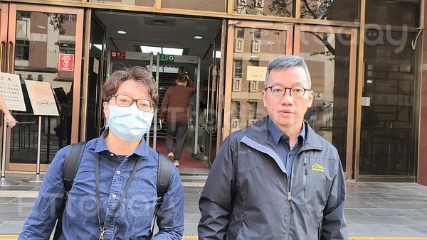 ▲▼拳擊A級裁判兼教練丁晧峯（右）自辦拳賽發生選手傷重不治意外，被控現場未安排醫師待命，涉犯過失致死罪嫌，他堅稱無罪。（圖／記者黃哲民攝）
