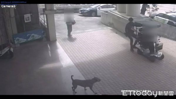 ▲恆春警分局建民派出所員警助古婦返家            。（圖／記者陳崑福翻攝）