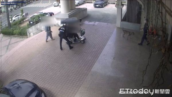 ▲恆春警分局建民派出所員警助古婦返家            。（圖／記者陳崑福翻攝）