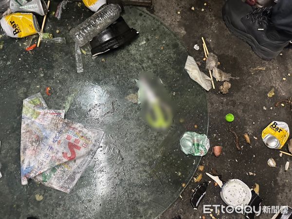 ▲▼檳榔攤衝突現場相當混亂，救護人員緊急對陳男包紮，游男涉嫌持剪刀刺殺陳男             。（圖／記者陳以昇翻攝）