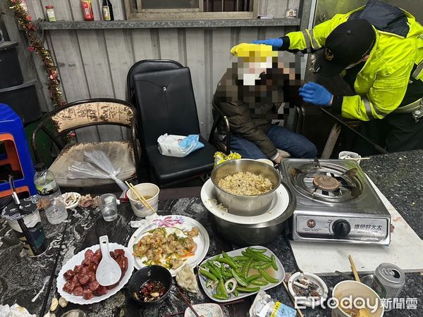 ▲▼檳榔攤衝突現場相當混亂，救護人員緊急對陳男包紮，游男涉嫌持剪刀刺殺陳男             。（圖／記者陳以昇翻攝）