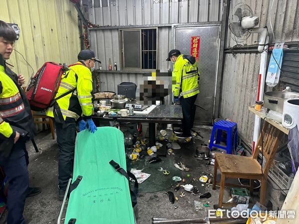 ▲▼檳榔攤衝突現場相當混亂，救護人員緊急對陳男包紮，游男涉嫌持剪刀刺殺陳男             。（圖／記者陳以昇翻攝）