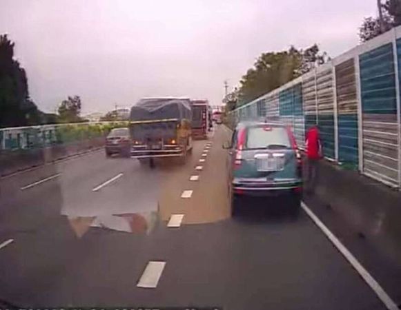 ▲國道1號南下彰化交流道有民眾下車解尿。（圖／翻攝自彰化踢爆網）