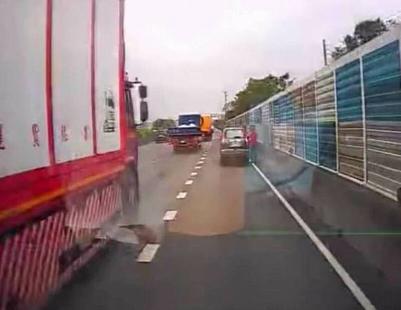 ▲國道1號南下彰化交流道有民眾下車解尿。（圖／翻攝自彰化踢爆網）