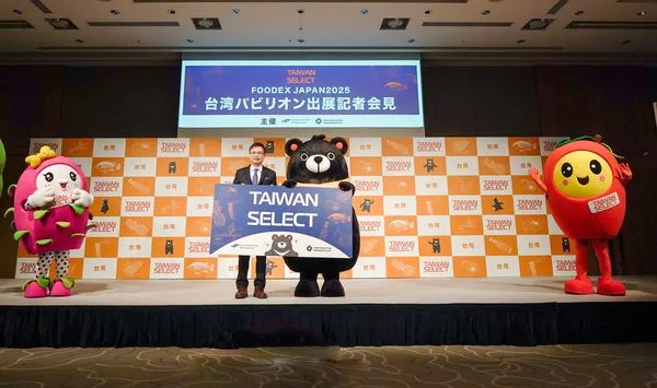 ▲貿協會董事長黃志芳與台灣福熊，為台灣食品共同品牌Taiwan Select，於日本東京食品展台灣館展前記者會站台。（圖／貿協提供）