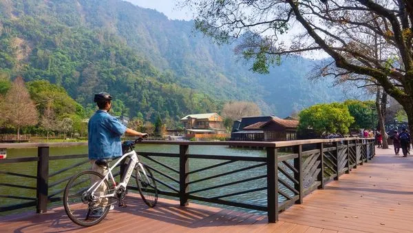 ▲CNN評選為全球十大最美自行車道之一的日月潭環潭自行車道,麗寶樂園渡假園區內的落羽松大道,福容徠旅水里堪稱玉山腳下的藝術旅店。（圖／福容大飯店提供）