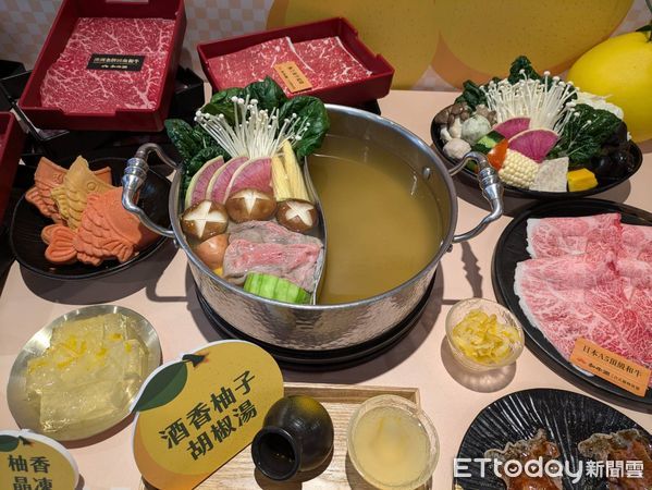 ▲和牛涮、聚新推柚子風味鍋。（圖／記者黃士原攝）