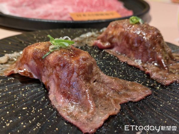 ▲和牛涮、聚新推柚子風味鍋。（圖／記者黃士原攝）