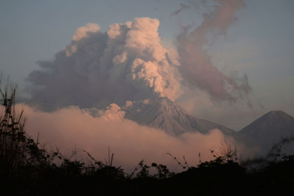 ▲瓜地馬拉火峰火山噴發，近300戶家庭疏散。（圖／達志影像／美聯社）