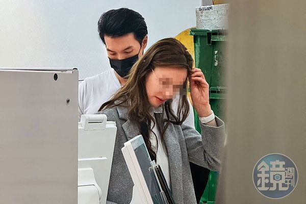 3/2 00：40 在超商邊逛邊聊天，逛了十多分鐘後，女方（前）終於走到櫃檯結帳，錦榮（後）則看著手機。