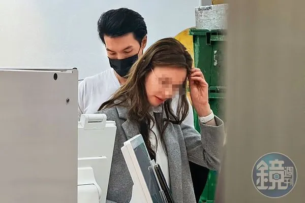 3/2 00：40 在超商邊逛邊聊天，逛了十多分鐘後，女方（前）終於走到櫃檯結帳，錦榮（後）則看著手機。