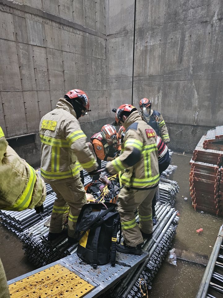 ▲▼南韓首爾是江南區清潭洞一處新蓋商場的地下工地11日上午發生瓦斯氣爆。（圖／江南消防署）