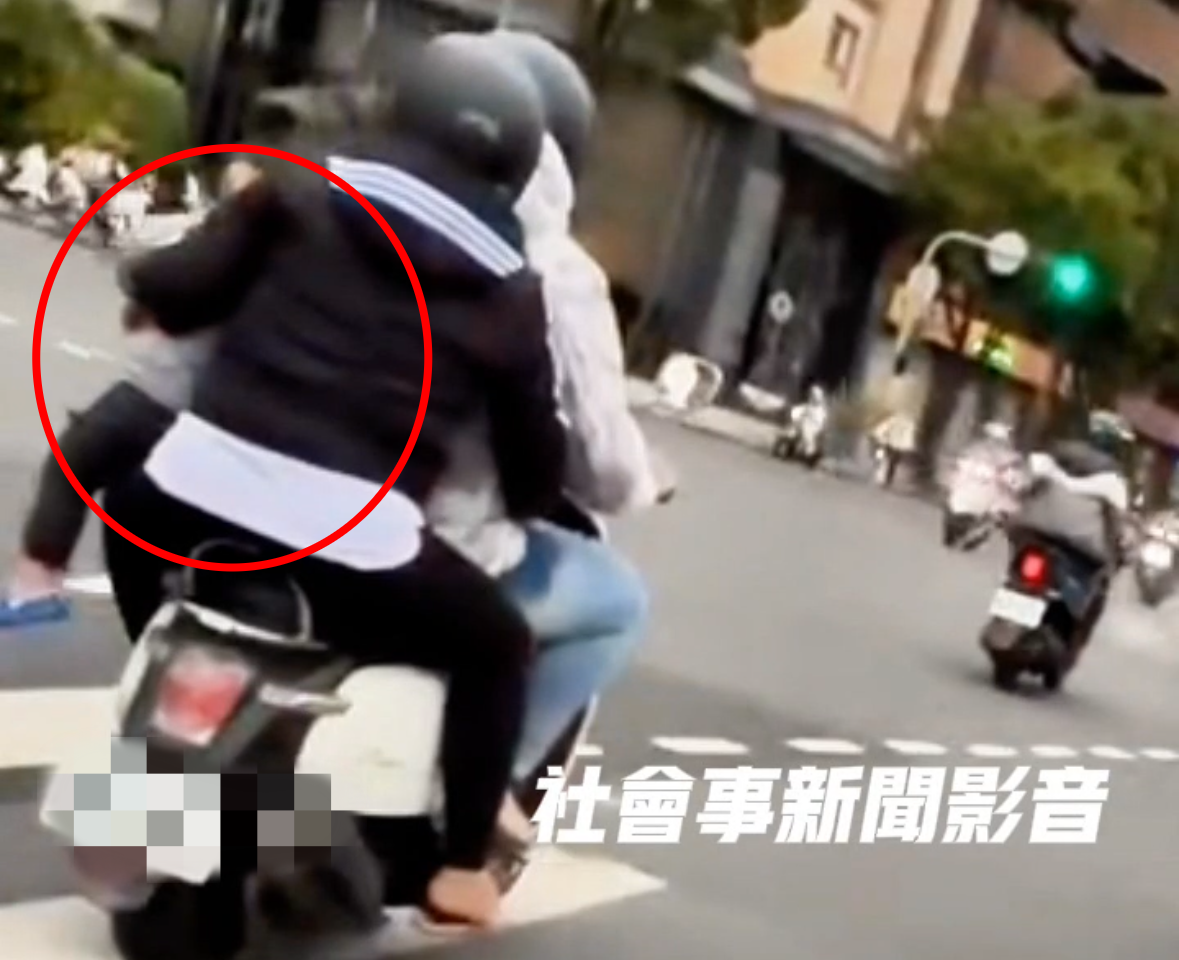 ▲▼ 機車3貼後座女單手抱童「雙腳懸空」！誇張畫面曝，警要開罰了。（圖／翻攝社會事新聞影音）