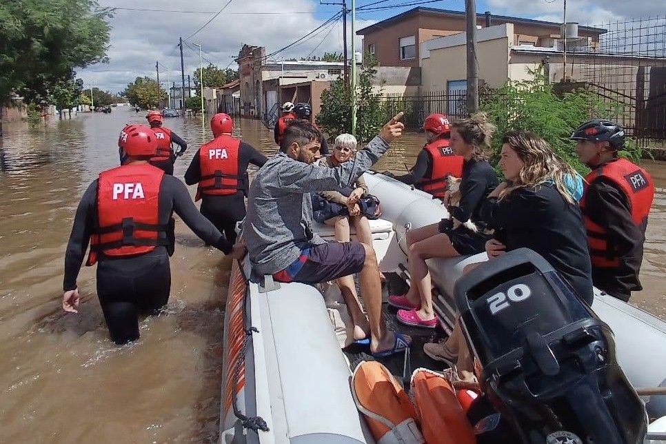 ▲▼阿根廷嚴重洪災，16死100失蹤。（圖／路透）