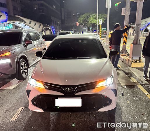 ▲小貨車有鬼！撞上BMW、計程車卡在庇護島　人突然跑了。（圖／記者許權毅翻攝）