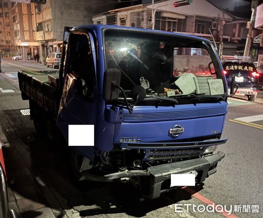 ▲小貨車有鬼！撞上BMW、計程車卡在庇護島　人突然跑了。（圖／記者許權毅翻攝）