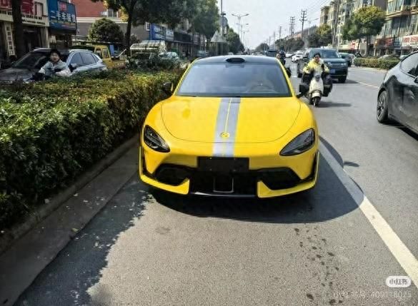 ▲▼有小米首批交付的SU7 Ultra車標被摳走。（圖／翻攝自微博）