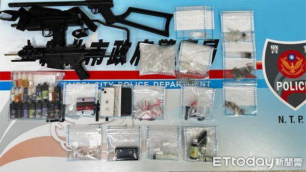 ▲▼警方攻堅蔡女嚇傻蹲坐一旁，警方控制吳男及廖男，查扣大批毒品、分裝工具及3把空氣槍             。（圖／記者陳以昇翻攝）