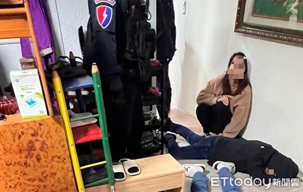 ▲▼警方攻堅蔡女嚇傻蹲坐一旁，警方控制吳男及廖男，查扣大批毒品、分裝工具及3把空氣槍             。（圖／記者陳以昇翻攝）