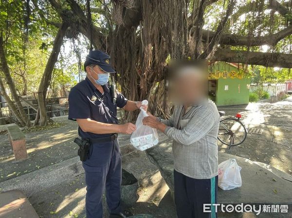 ▲潮州分局餉潭派所所長陳鵬元、警員傅弈銘送便當給涂姓男子享用             。（圖／記者陳崑福翻攝）