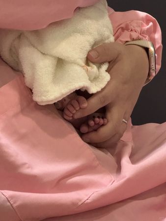 ▲▼網友注意到寶寶腳上環扣是粉色，推測寶寶性別。（圖／翻攝自小紅書）