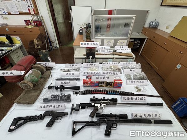 ▲專案小組攻堅查獲多把改造槍枝、非法彈藥等犯罪證物。（圖／記者王兆麟翻攝，下同）