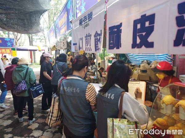 ▲2025台灣國際蘭展盛大舉行，為讓遊客安心品嘗在地美食及購買伴手禮，衛生局加強稽查及輔導相關餐飲業及販售業攤販。（圖／記者林東良翻攝）
