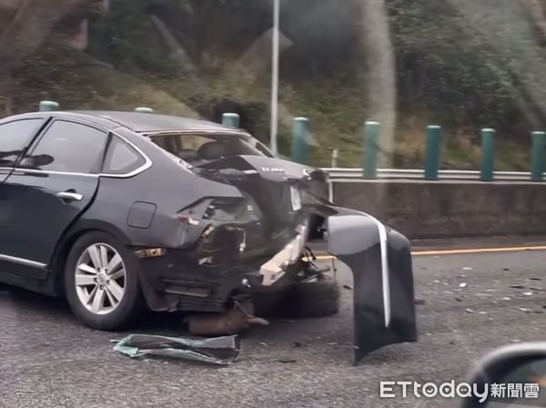 ▲國3一早5車車禍！駕駛滿頭血待援　轎車故障停內線釀連環撞。（圖／）