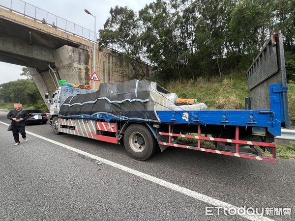▲國3一早5車車禍！駕駛滿頭血待援　轎車故障停內線釀連環撞。（圖／）