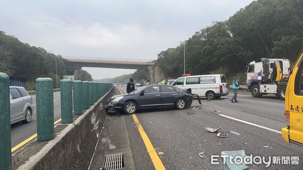 ▲國3一早5車車禍！駕駛滿頭血待援　轎車故障停內線釀連環撞。（圖／）