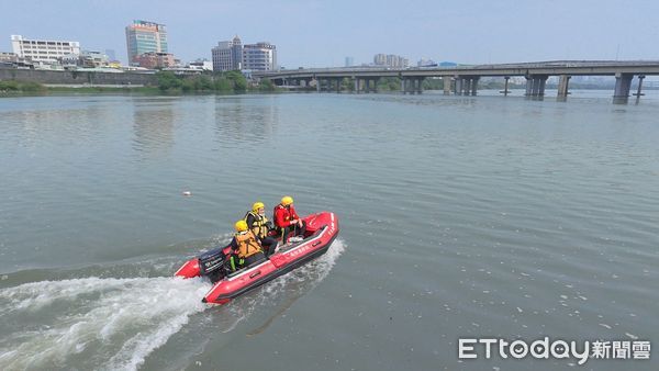 ▲▼消防人員駕駛搜救艇在水面搜尋            。（圖／記者陳以昇翻攝）
