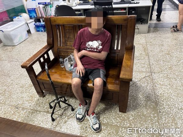 ▲內埔警分局內埔派出所員警助楊男返家             。（圖／記者陳崑福翻攝）