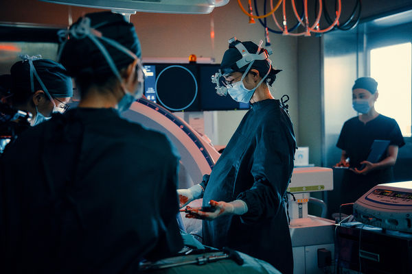 ▲《The Outlaw Doctor 化外之醫》播出後，連炳發圈粉無數被讚「像陳傑憲」。（圖／公視、中華電信、瀚草文創提供）