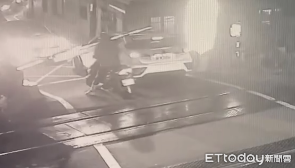 ▲▼白色轎車逆向誤闖平交道，導致後方車流回堵，一旁騎士趕緊下腰逃命             。（圖／記者沈繼昌翻攝）