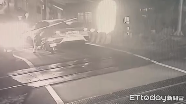 ▲▼白色轎車逆向誤闖平交道，導致後方車流回堵，一旁騎士趕緊下腰逃命             。（圖／記者沈繼昌翻攝）