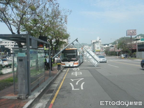 ▲台中客運撞斷路桿「45度歪腰」　騎士差點被正中...急閃摔車割傷 。（圖／記者許權毅翻攝）